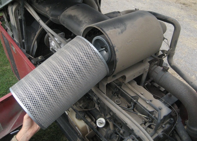 Descubra como fazer a manutenção do filtro de ar do motor de seu equipamento